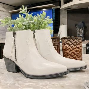 NWOT Sam Edelman white booties size 8